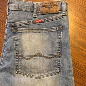 Wrangler Men's Light Blue Relaxed Jeans